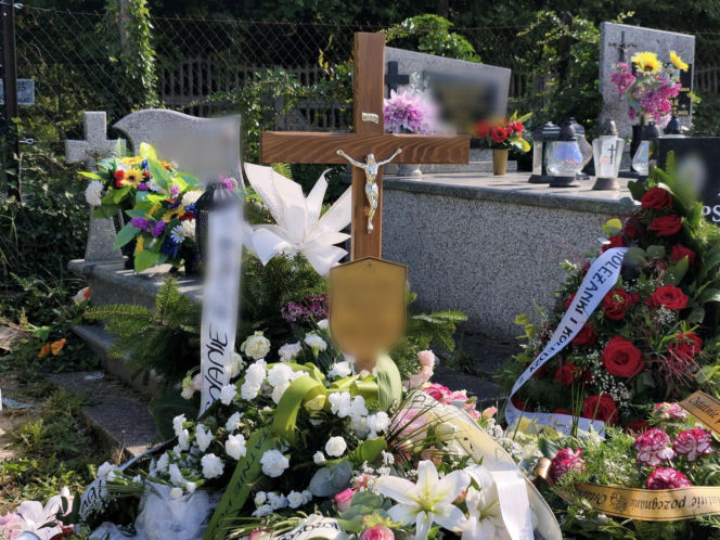 Morze kwiatów na grobie tragicznie zmarłego małżeństwa