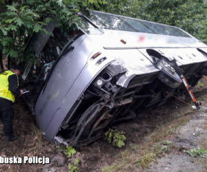 Autobus pełen dzieci wyleciał z szosy