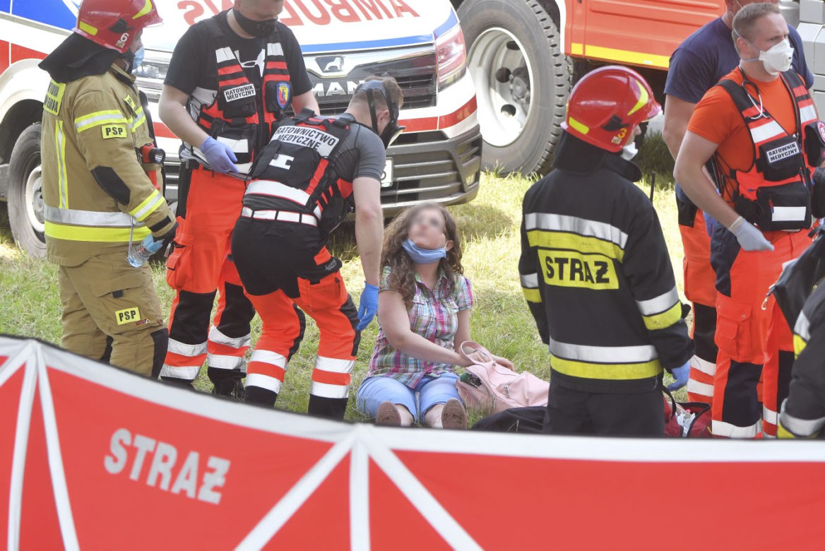 Autobus zawisł na moście Grota
