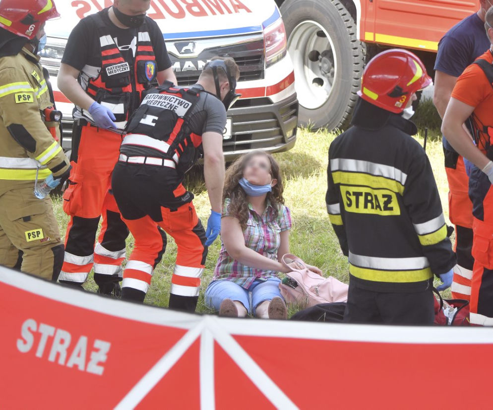 Autobus zawisł na moście Grota
