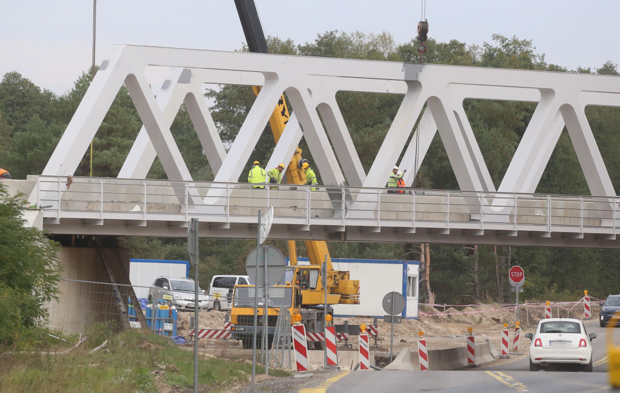 Pociągi znów jeżdżą do Nieporętu i Radzymina. Nowy wiadukt w Wieliszewie gotowy 