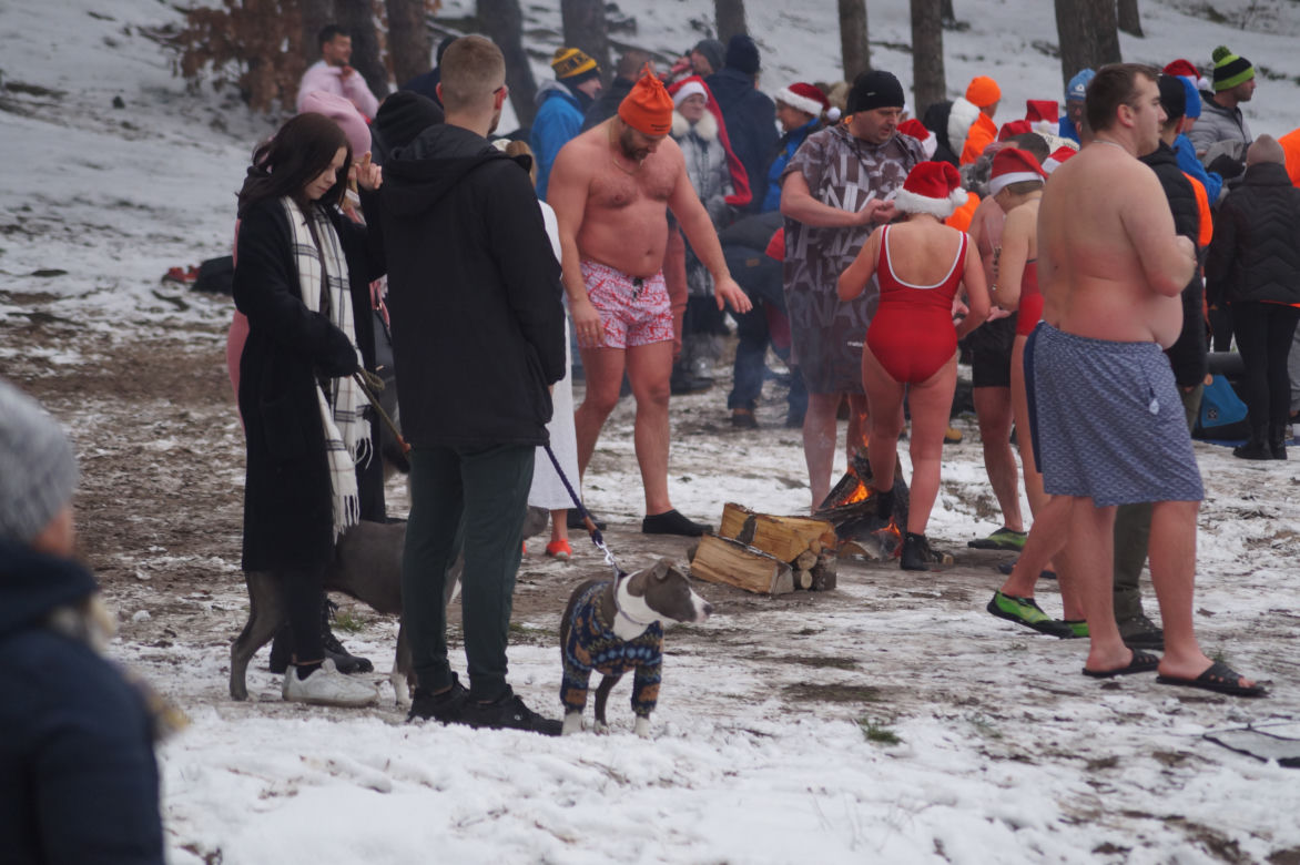Mikołajkowe morsowanie w podbydgoskich Pieckach [ZDJĘCIA]