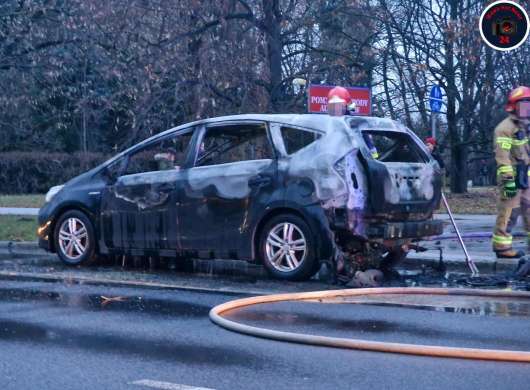 Toyota nagle stanęła w ogniu. W środku rodzina z dziećmi!