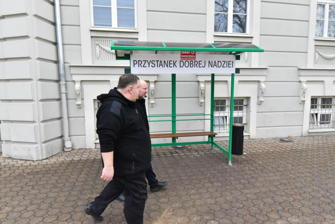 Ksiądz Bar buduje bar mleczny dla potrzebujących
