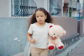 Dziedzictwo, odcinek 877: Doga przepada bez słowa. Zrozpaczeni Ayse i Ferit szukają córki