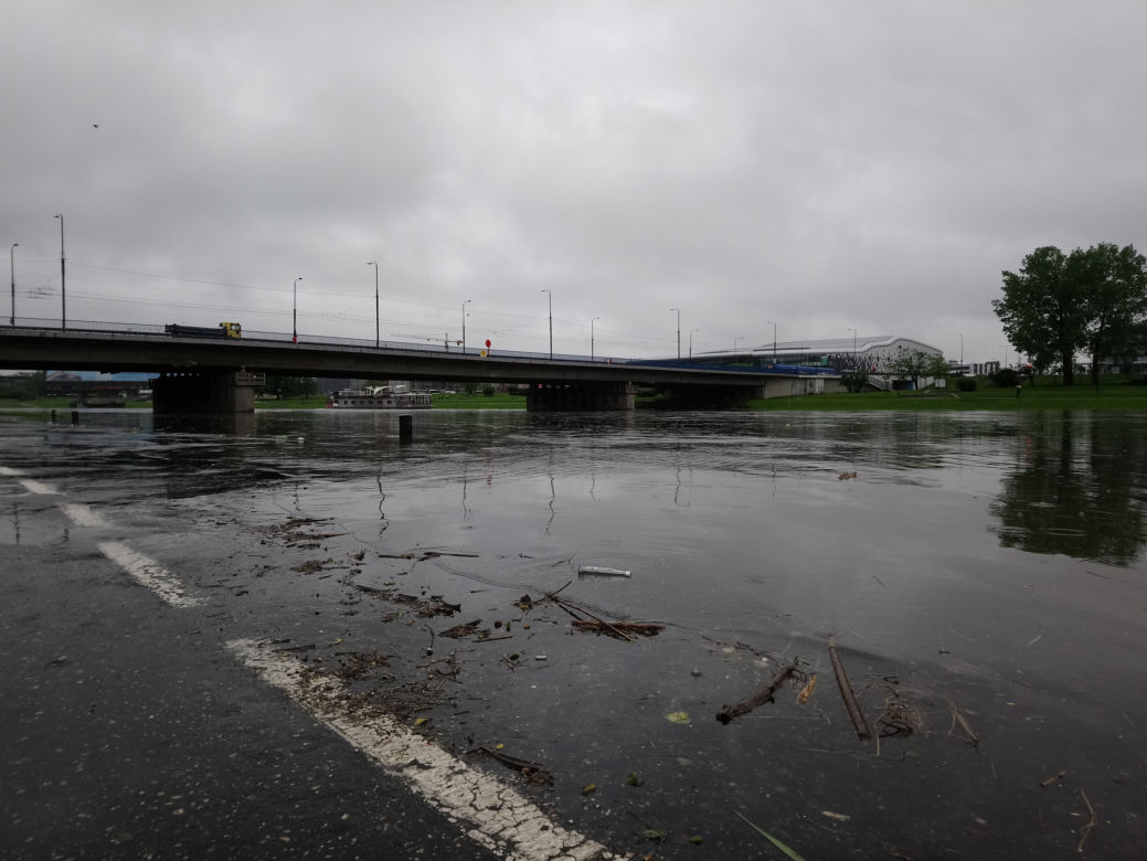 Ulewy w Krakowie 23.05.2019: Wylała Wisła, zalane są bulwary