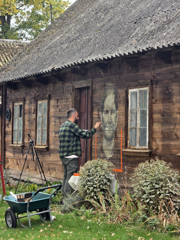 Wieś Kosierady Wielkie na terenie gminy Sokołów Podlaski staje się coraz piękniejsza. Wszystko za sprawę tzw. drewnali