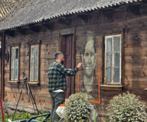 Wieś Kosierady Wielkie na terenie gminy Sokołów Podlaski staje się coraz piękniejsza. Wszystko za sprawę tzw. drewnali