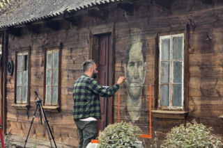 Wieś Kosierady Wielkie na terenie gminy Sokołów Podlaski staje się coraz piękniejsza. Wszystko za sprawę tzw. drewnali