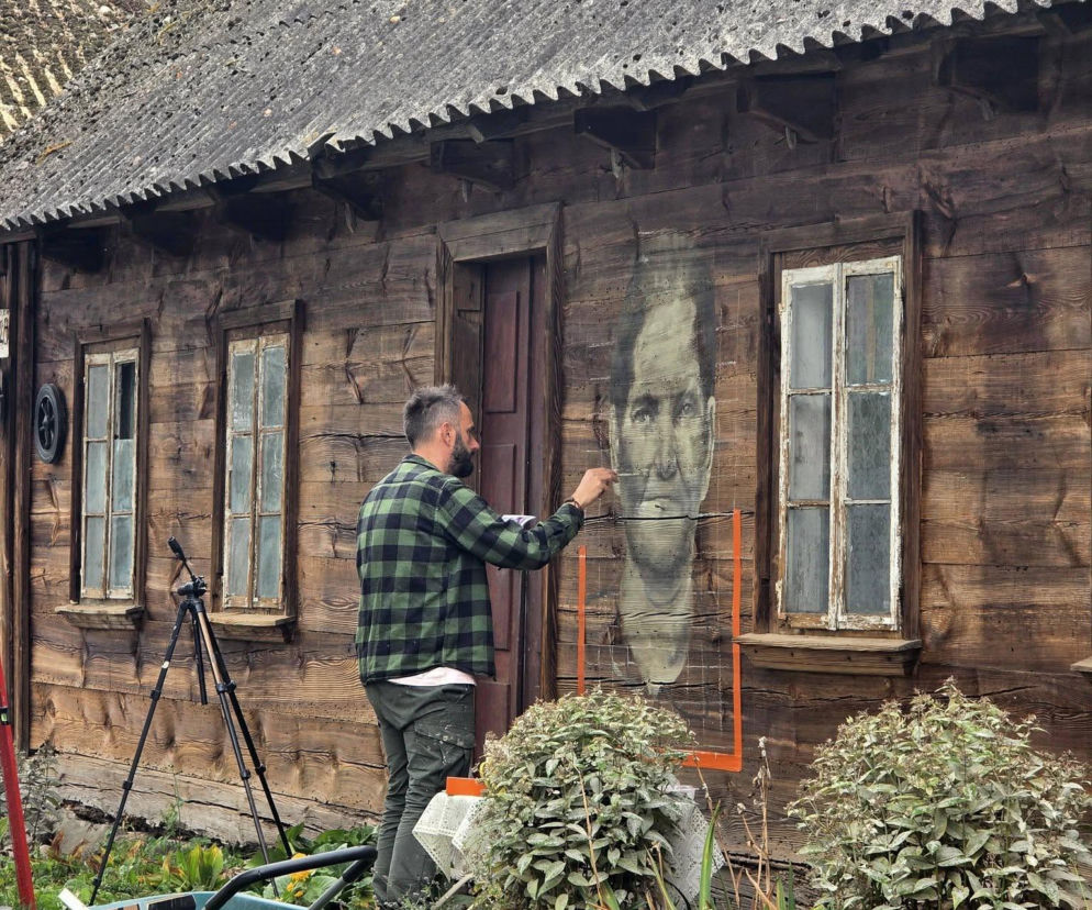 W powiecie sokołowskim powstają drewnale. Maluje je Arkadiusz Andrejkow 