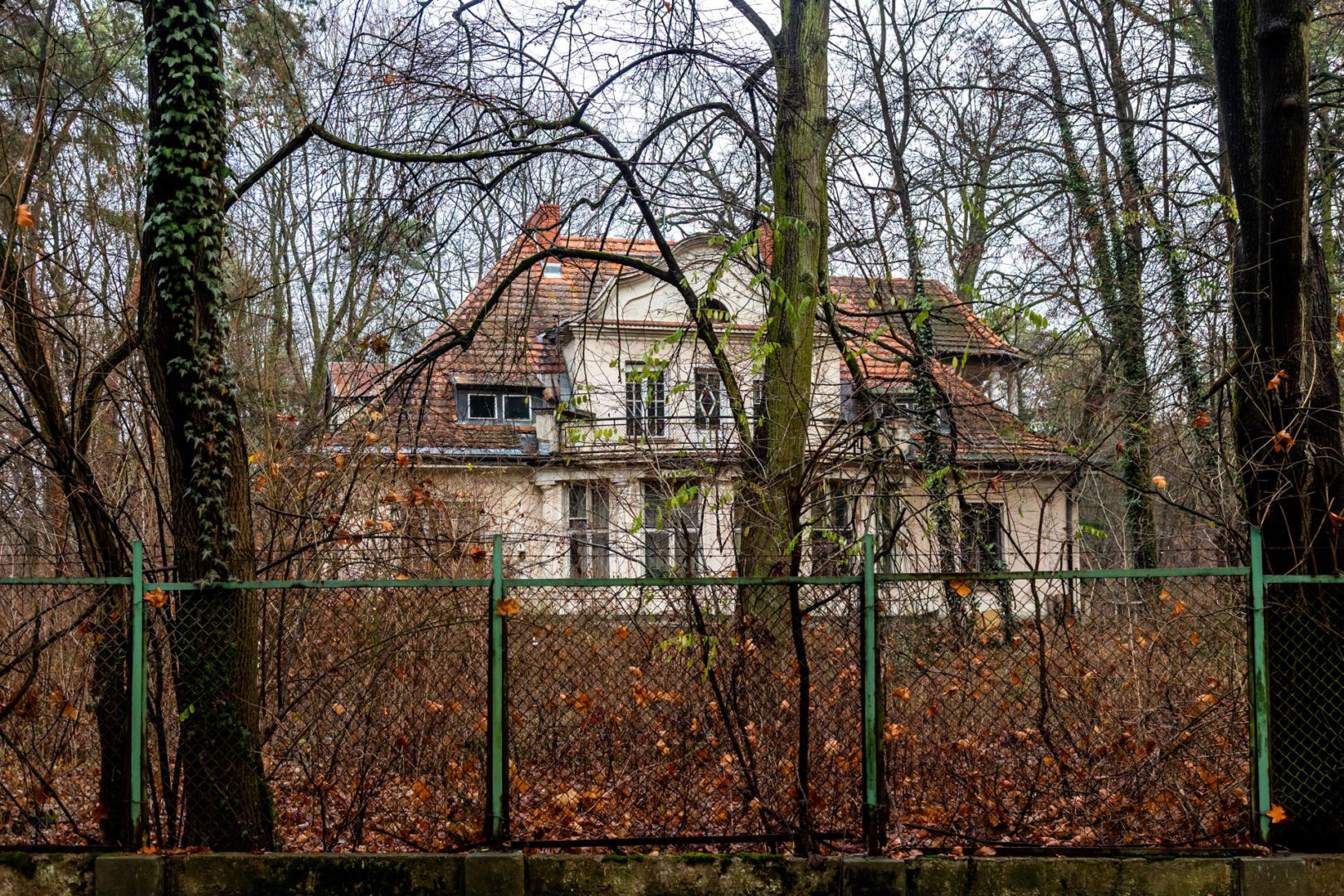 Opuszczona willa w Konstancinie