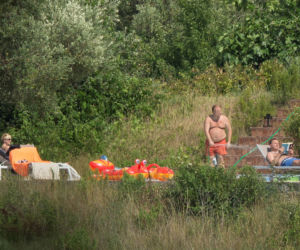 PREZYDENT NACIERA ŻONĘ I CZYTA RODZINNĄ SAGĘ