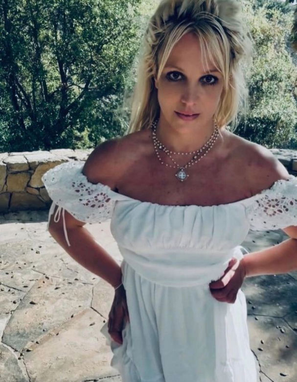Britney Spears chwali się, że utyła. "Przynajmniej mam tyłek". Wije się po podłodze i tańczy z psami
