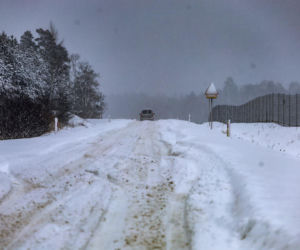 Ostróda w centrum śnieżycy. Burmistrz nocą ratował ludzi. Kierowcy nocowali w urzędzie