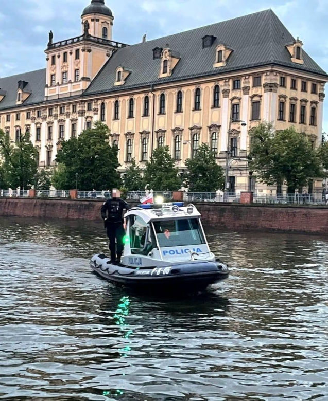 Akcja ratunkowa w centrum Wrocławia! Statek z pasażerami stracił sterowność