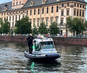 Akcja ratunkowa w centrum Wrocławia! Statek z pasażerami stracił sterowność