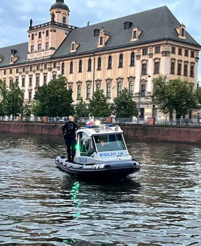 Akcja ratunkowa w centrum Wrocławia! Statek z pasażerami stracił sterowność
