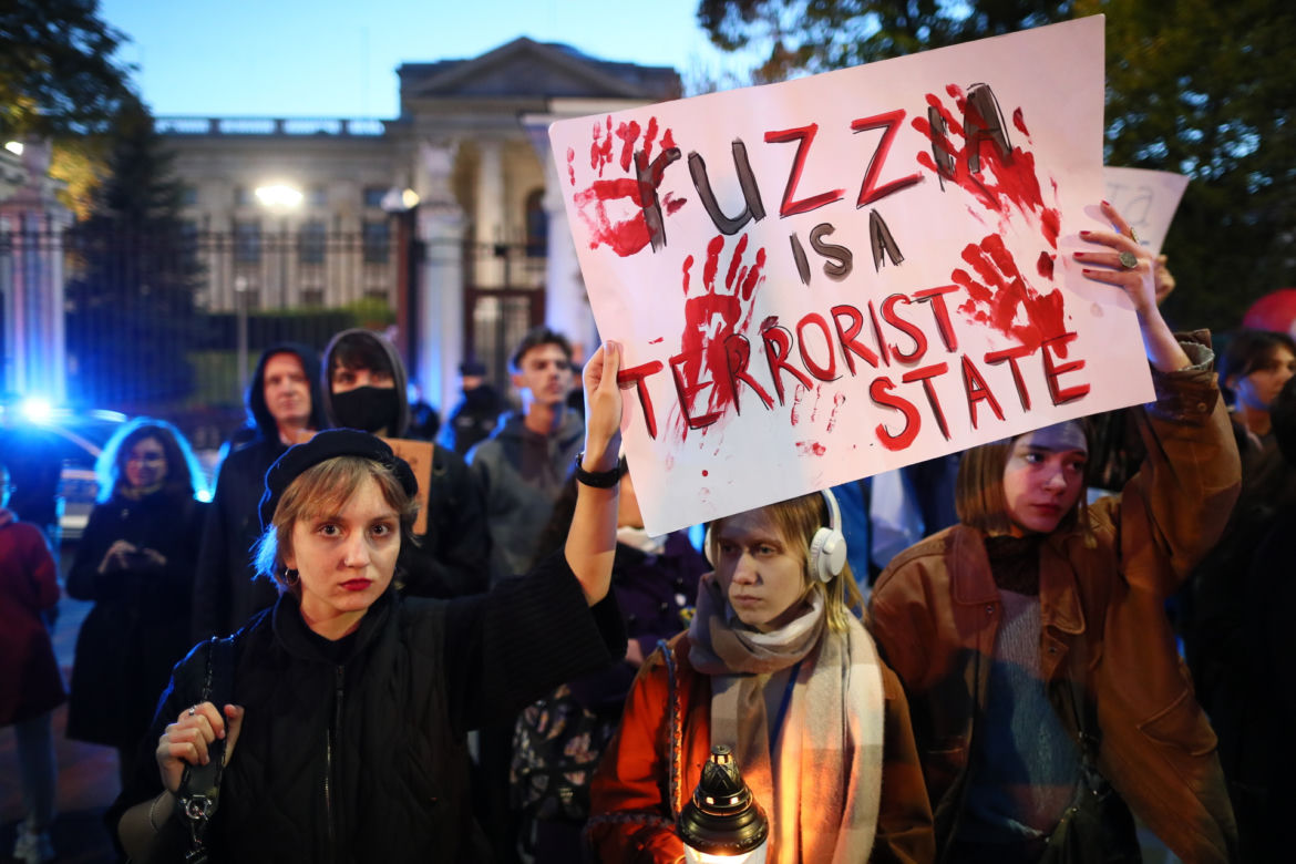 Protest przed ambasadą Rosji w Warszawie. Tłum skanduje” "Putin won!"