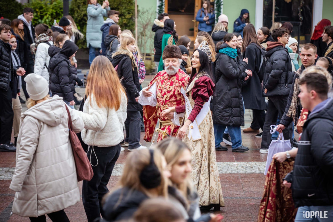 Maturzyści tańczą poloneza na Rynku w Opolu