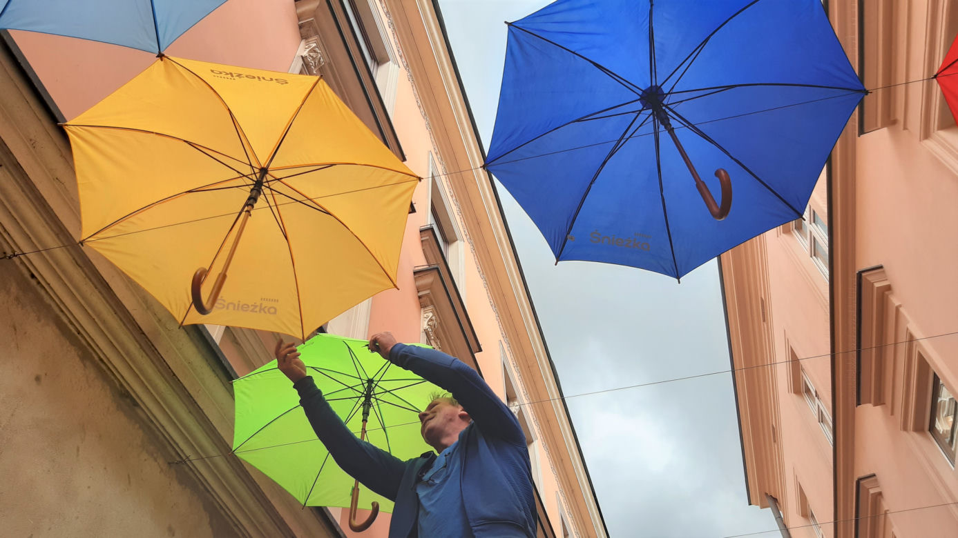 Kolorowe parasole znów wiszą na ulicy Piekarskiej