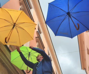 Kolorowe parasole znów wiszą na ulicy Piekarskiej
