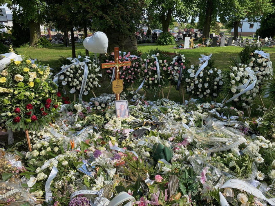 Grób Nikoli Węgłowskiej utonął w kwiatach