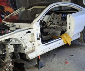 W dziupli samochodowej policjanci zatrzymali dwóch mężczyzn w trakcie demontażu mercedesa