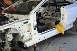 W dziupli samochodowej policjanci zatrzymali dwóch mężczyzn w trakcie demontażu mercedesa