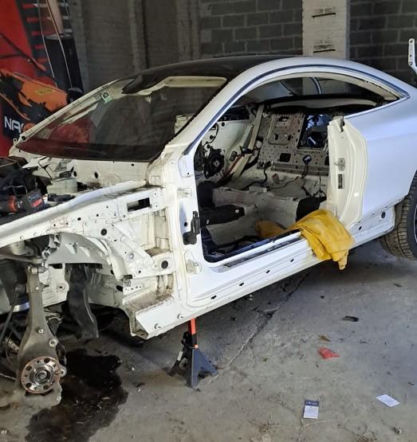 W dziupli samochodowej policjanci zatrzymali dwóch mężczyzn w trakcie demontażu mercedesa