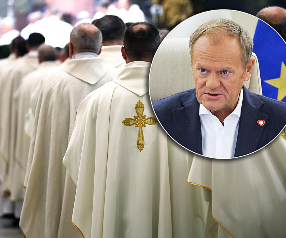 Duchowni w białych szatach stoją tyłem. Na miniaturze obok premier Donald Tusk. O Funduszu Kościelnym przeczytasz na SE Superbiz.