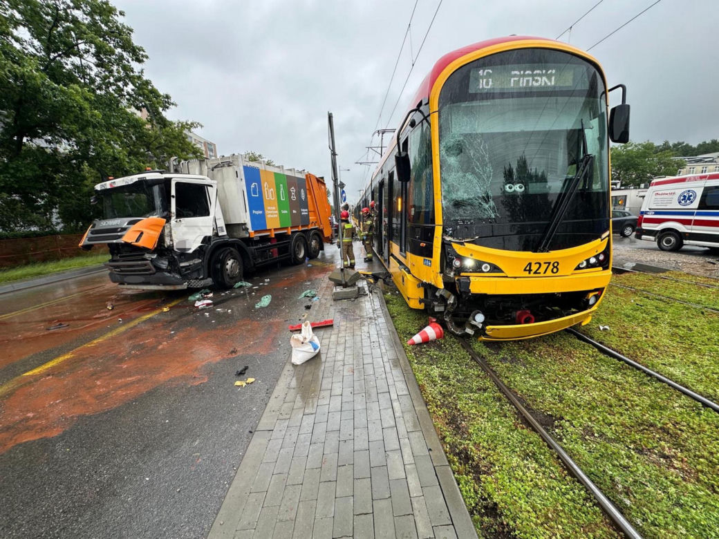 Dramatyczny wypadek w Warszawie. Młody kierowca śmieciarki wyleciał przez okno po zderzeniu z tramwajem