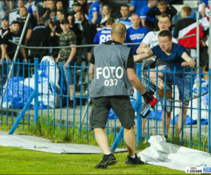 Chorzów: Zadyma na stadionie Ruchu. Kibole odpalili race i wdarli się na murawę [GALERIA]