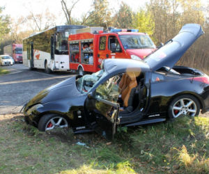 Miedźno: Nissan uderzył w autobus z dziećmi. Kierowca uciekał przed policją [ZDJĘCIA]