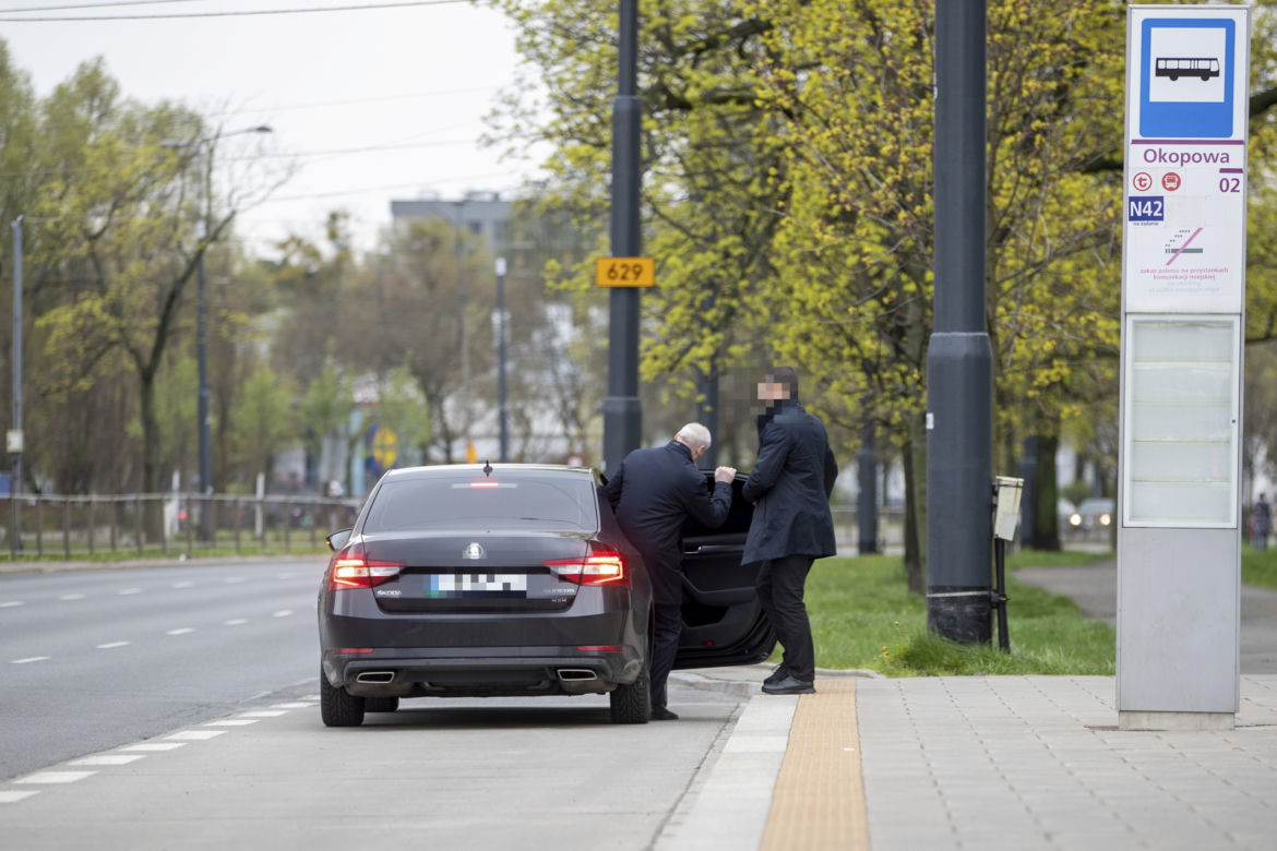 Antoni Macierewicz parkuje na przystanku