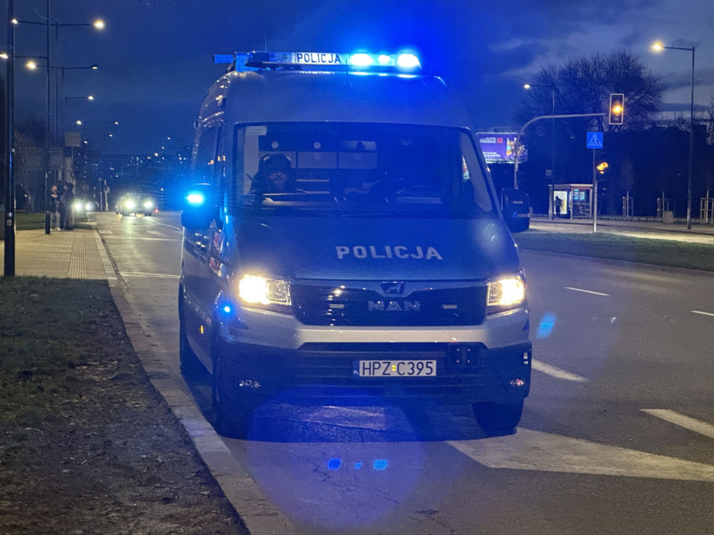 Roztrzaskał się mustangiem na drzewie. Wstrząsający wypadek, kierowca w ciężkim stanie