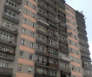 Martwa kobieta w mieszkaniu, jej mąż wyskoczył z balkonu na oczach policji! Horror w Kielcach