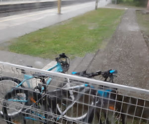 Ulewa w oczekiwaniu na pociąg