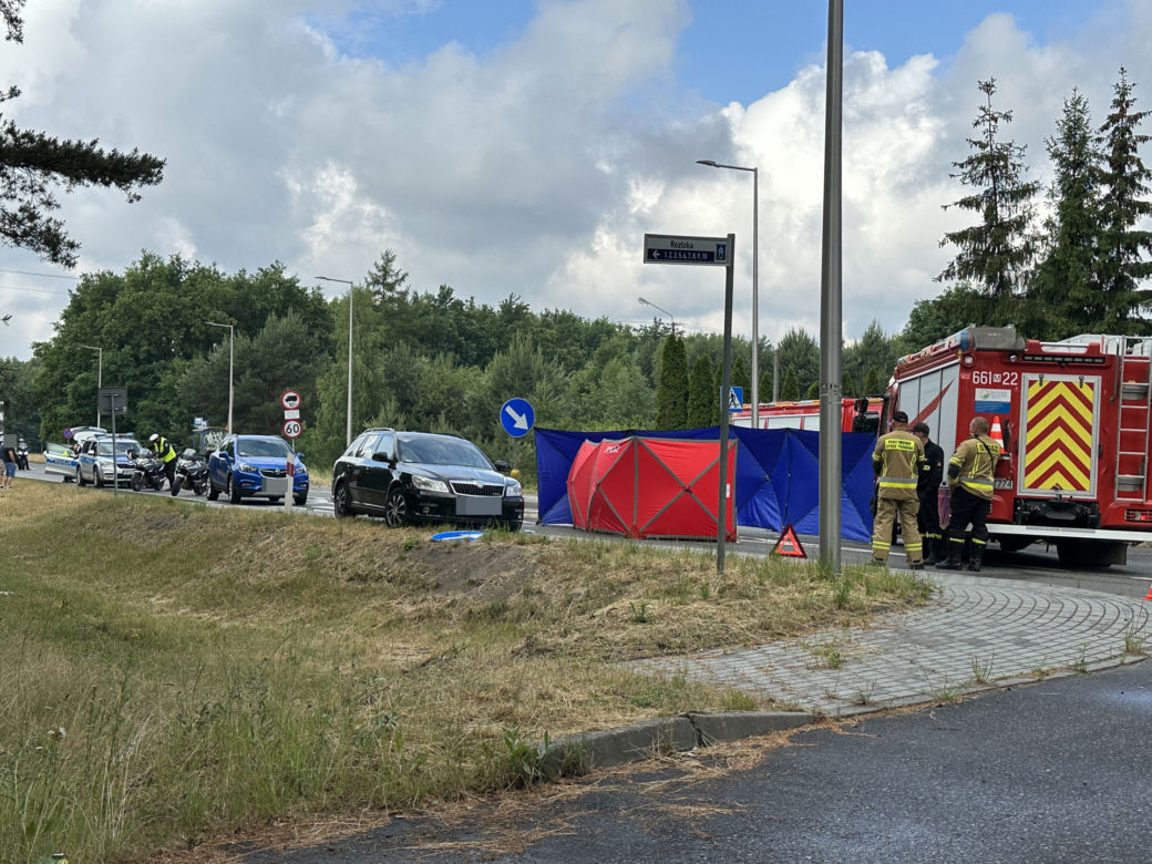 Babcia przechodziła z wnuczką przez ulicę. Kobieta zginęła pod kołami auta