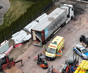 Potworny wypadek. Pracownik przygnieciony przez okno. Jego serce się zatrzymało