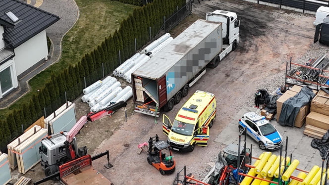 Potworny wypadek. Pracownik przygnieciony przez okno. Jego serce się zatrzymało