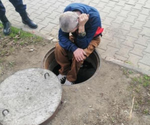 Przez rok żył w studzience ciepłowniczej