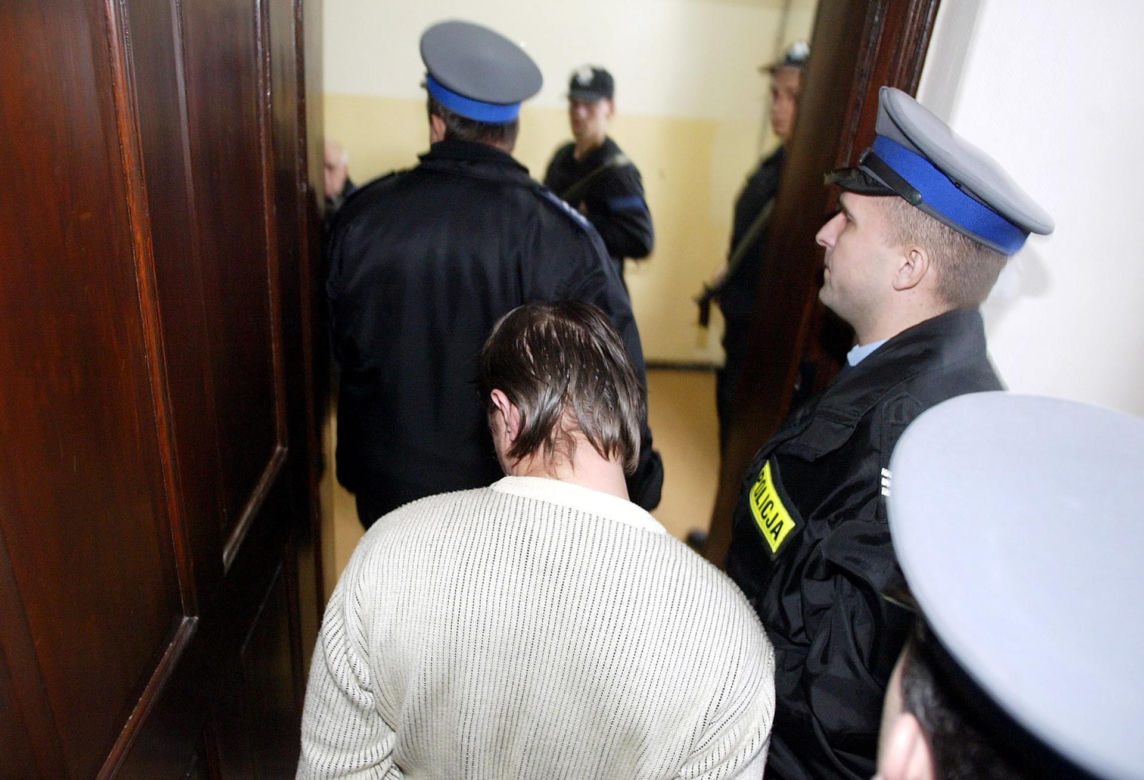 Pedofila "Cyklopa" złapała policja, ale tylko na badanie