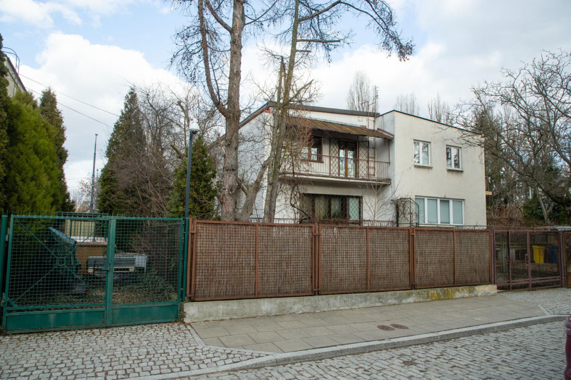 Tak naprawdę mieszka Jarosław Kaczyński. Willa na Żoliborzu od środka
