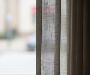 Senior w Siedlcach strzelał z okna. Co ukrywał za firanką?