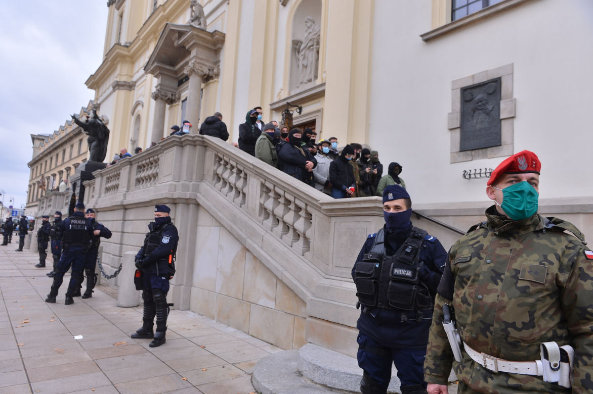 Wojsko pod kościołem św. Krzyża w Warszawie