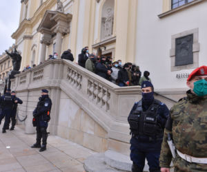 Wojsko pod kościołem św. Krzyża w Warszawie