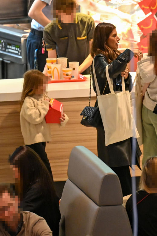 Weronika Rosati kurzy w McDonaldzie przy dziecku