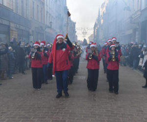 Orszak Trzech Króli 2026 w Toruniu. Zdjęcia z samego serca starówki