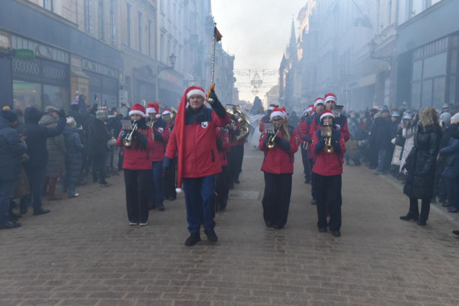 Orszak Trzech Króli 2026 w Toruniu. Zdjęcia z samego serca starówki
