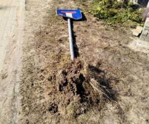 Nie zaciągnął ręcznego, auto stoczyło się i wjechało w siłownię